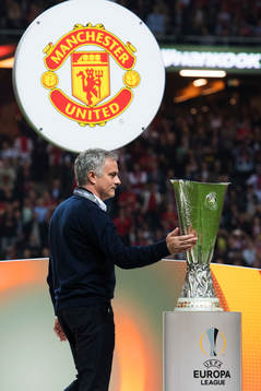 Manchester Uniteds tränare José Mourinho klappar pokalen
