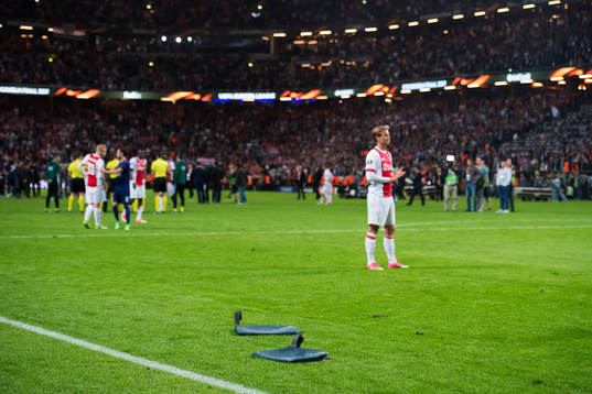 Inkastade stolar framför Ajax-spelare