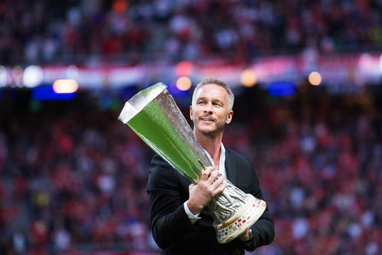 Patrik Andersson med Europa League-pokalen