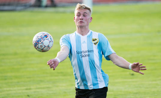 IFK Hässleholms Linus Svensson i matchen i division 2