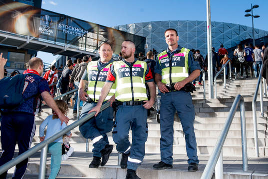 Tre ordningsvakter utanför Friends Arena