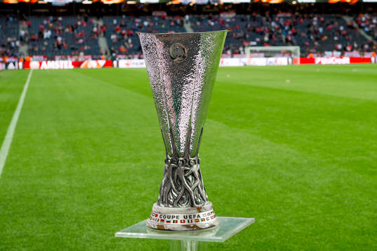 Europa League pokalen visas upp