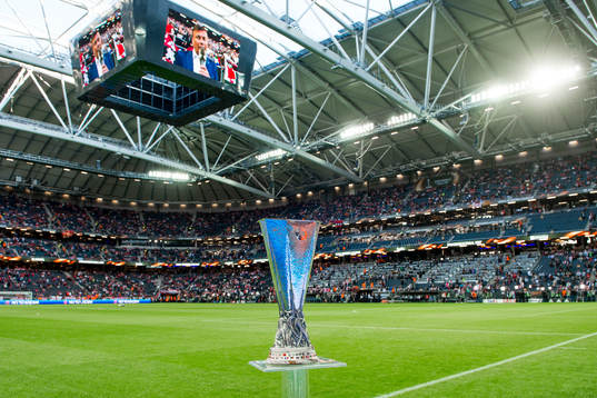 Europa League pokalen visas upp