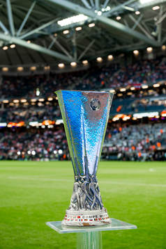 Europa League pokalen visas upp