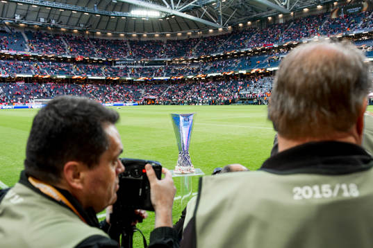 Europa League pokalen visas upp