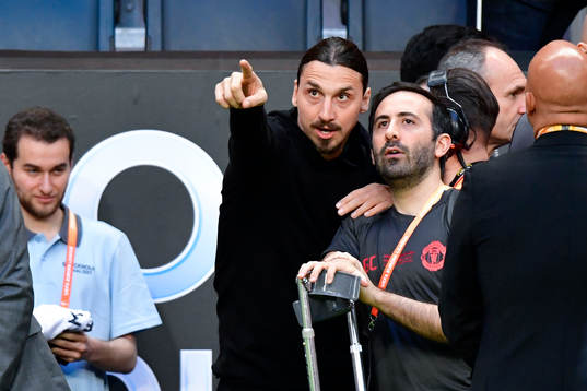 Manchester Uniteds Zlatan Ibrahimovic pekar