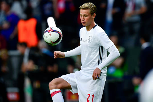 Ajax Frenkie de Jong värmer upp