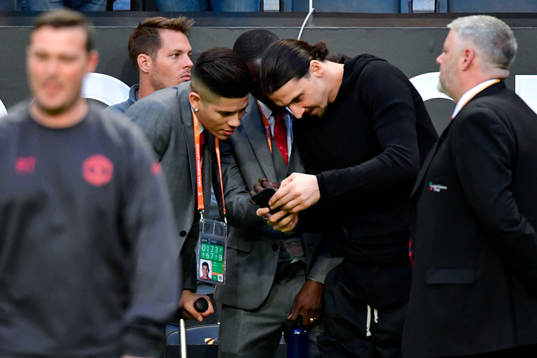 Manchester Uniteds Zlatan Ibrahimovic tittar på telefonen