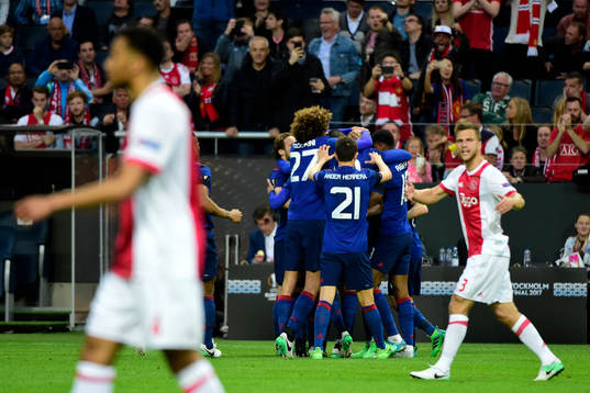 Manchester Uniteds spelare jublar
