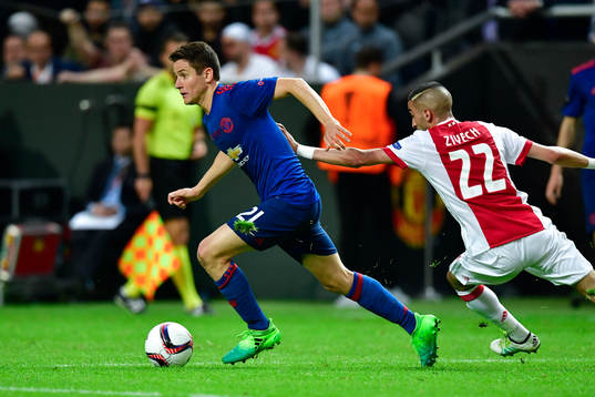 Manchester Uniteds Ander Herrera jagas av Ajax Hakim Ziyech