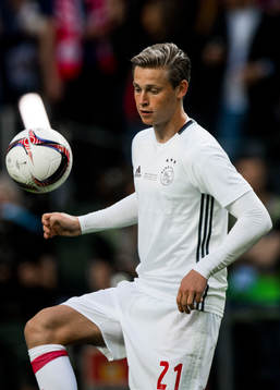 Ajax Frenkie de Jong värmer upp