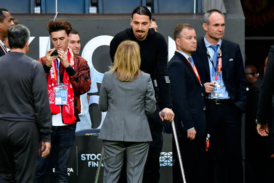 Manchester Uniteds Zlatan Ibrahimovic med kryckor