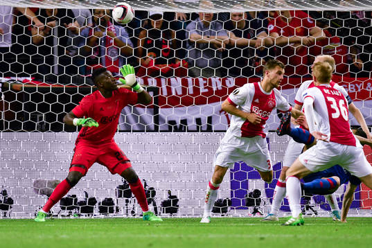 Ajax målvakt Andre Onana ser bollen gå i mål då