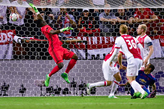 Ajax målvakt Andre Onana ser bollen gå i mål då