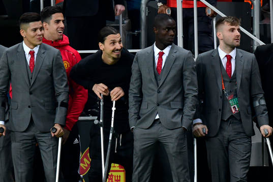 Manchester Uniteds Zlatan Ibrahimovic vid spelarbänken