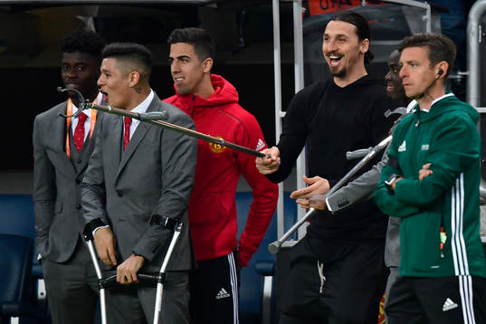 Manchester Uniteds Zlatan Ibrahimovic vid spelarbänken