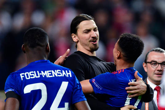 Manchester Uniteds Zlatan Ibrahimovic jublar med Timothy