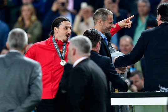 Manchester Uniteds Zlatan Ibrahimovic jublar med medaljen