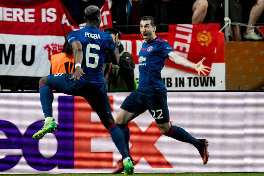 Manchester Uniteds Henrikh Mkhitaryan jublar med Paul Pogba