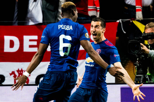 Manchester Uniteds Henrikh Mkhitaryan jublar med Juan Mata