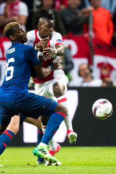 Manchester Uniteds Paul Pogba i kamp om bollen med Ajax