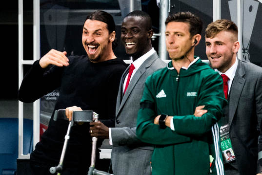 Manchester Uniteds Zlatan Ibrahimovic skrattar med