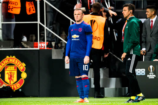Manchester Uniteds Wayne Rooney väntar på att bli inbytt
