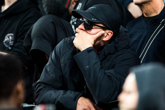 En Ajax supporter deppar på läktaren