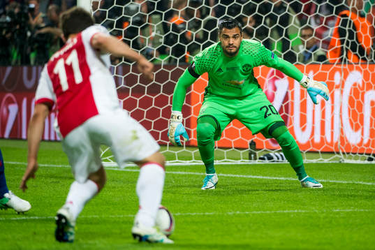 Ajax Amin Younes kommer fri mot Manchester Uniteds målvakt
