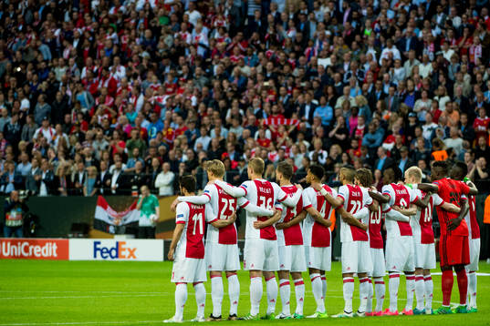 Ajax spelare ställer upp för en tyst minut