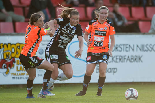 Kristianstads Sif Atladottir jagar Piteås Nina Jakobsson