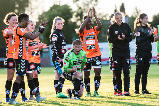 Kristianstads målvakt Brett Maron jublar
