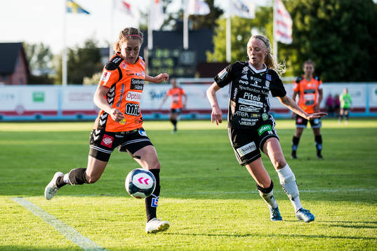 Kristianstads Hanna Sandström skjuter in 1-0 målet förbi