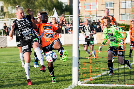 Kristianstads Tita Chukwudi och Piteås Ellen Löfqvist