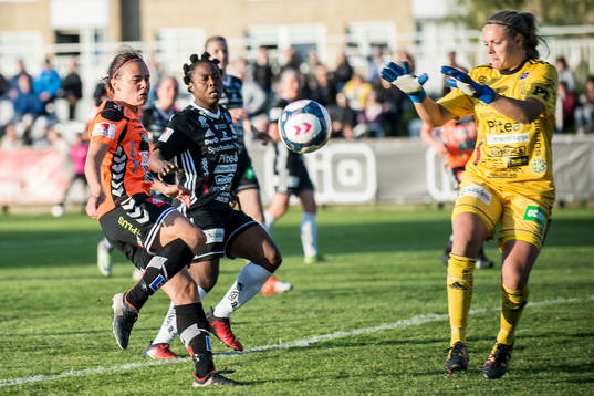 Kristianstads Alice Nilsson framför Piteås målvakt Hilda