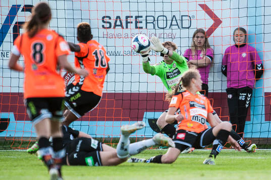 Kristianstads målvakt Brett Maron gör räddning