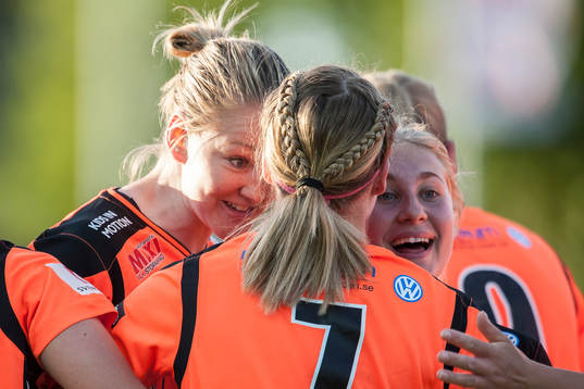 Kristianstads Mia Carlsson och Kajsa Törnkvist jublar med