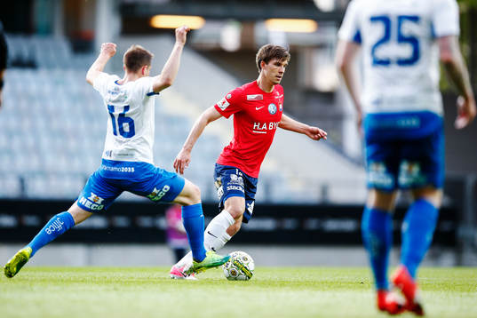 Örgrytes Daniel Paulson driver bollen mot Värnamos Oscar