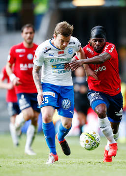 Värnamos Victor Nilsson i kamp om bollen med Örgrytes