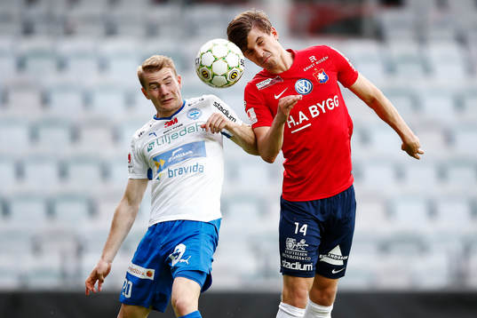 Värnamos Freddy Winst i nickduell med Örgrytes Daniel