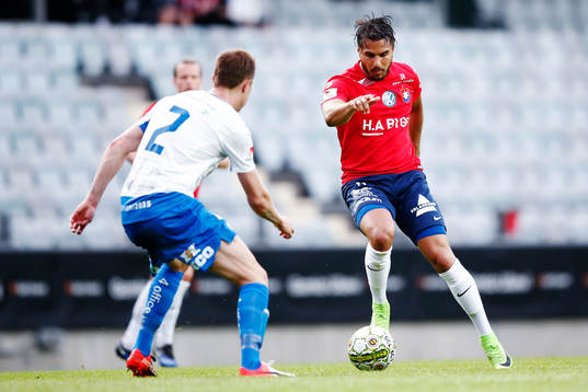 Värnamos Fredrik Lundgren försvarar mot Örgrytes William