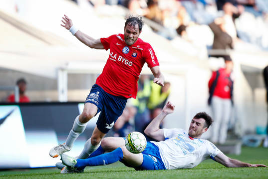Örgrytes Johan Elmander glidtacklas av Värnamos Tyler