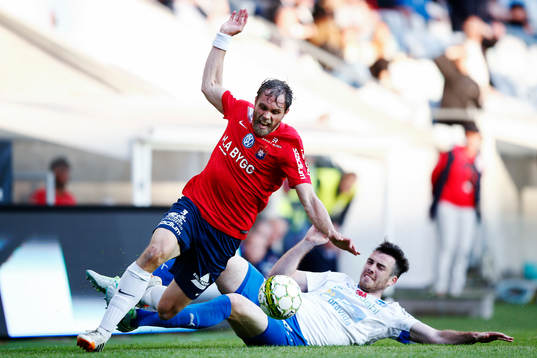 Örgrytes Johan Elmander glidtacklas av Värnamos Tyler