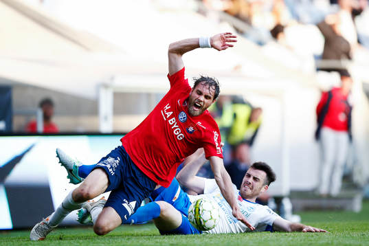 Örgrytes Johan Elmander glidtacklas av Värnamos Tyler