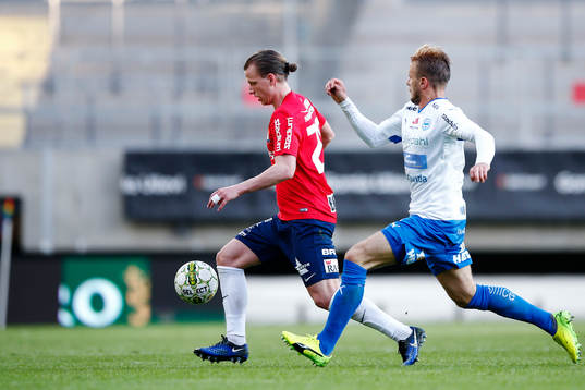 Örgrytes Sebastian Carlsén jagas av Värnamos Simon