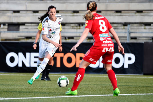 Rosengårds Lotta Schelin driver bollen mot Örebros Hanne
