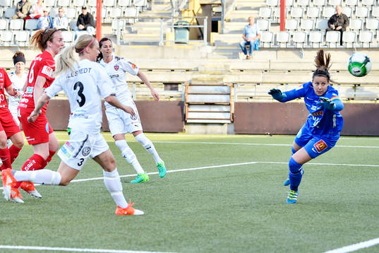 Rosengårds Amanda Ilestedt avslutar mot Örebros målvakt