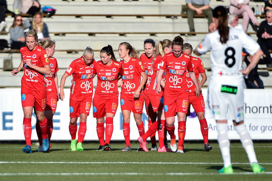 Örebros Melissa Tancredi jublar med lagkamrater