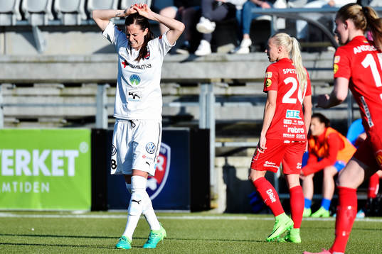 Rosengårds Lotta Schelin tar sig för huvudet