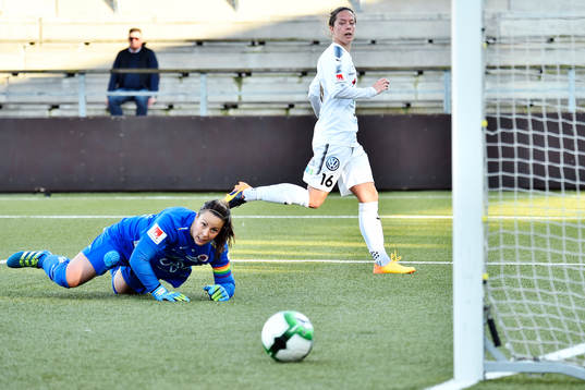 Rosengårds Lina Nilsson skjuter och Örebros målvakt